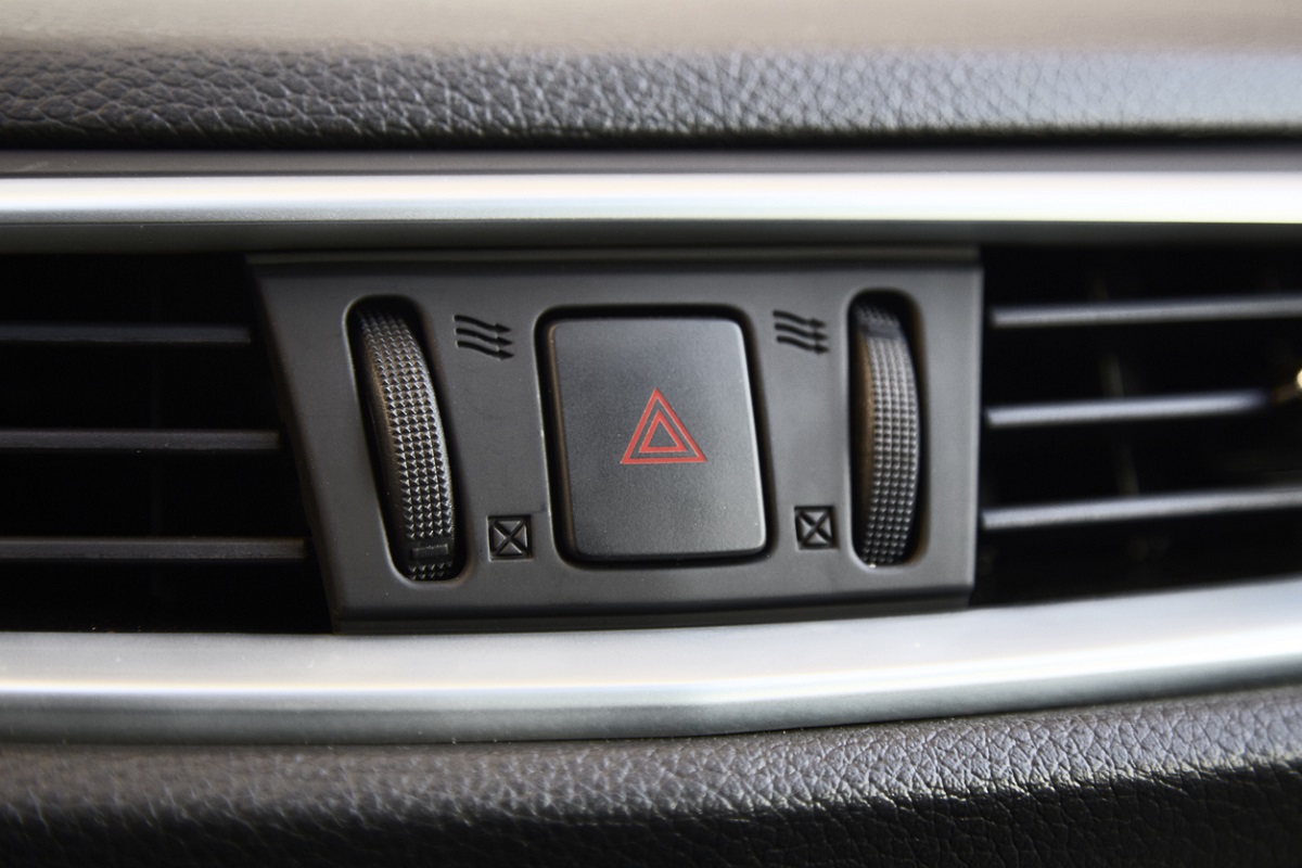 when-should-you-use-your-hazard-warning-lights-mycarneedsa